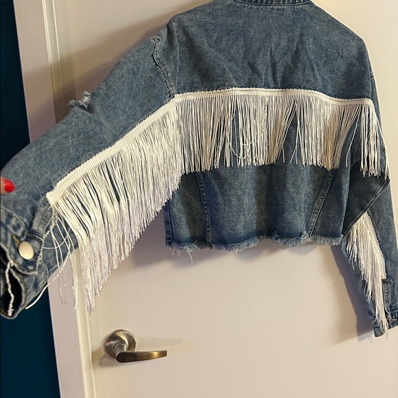 🤍 BNWT Fever City Fringe Cropped Denim Jean Jacket | Western Coastal Cowgirl 🤠 - Picture 3 of 9